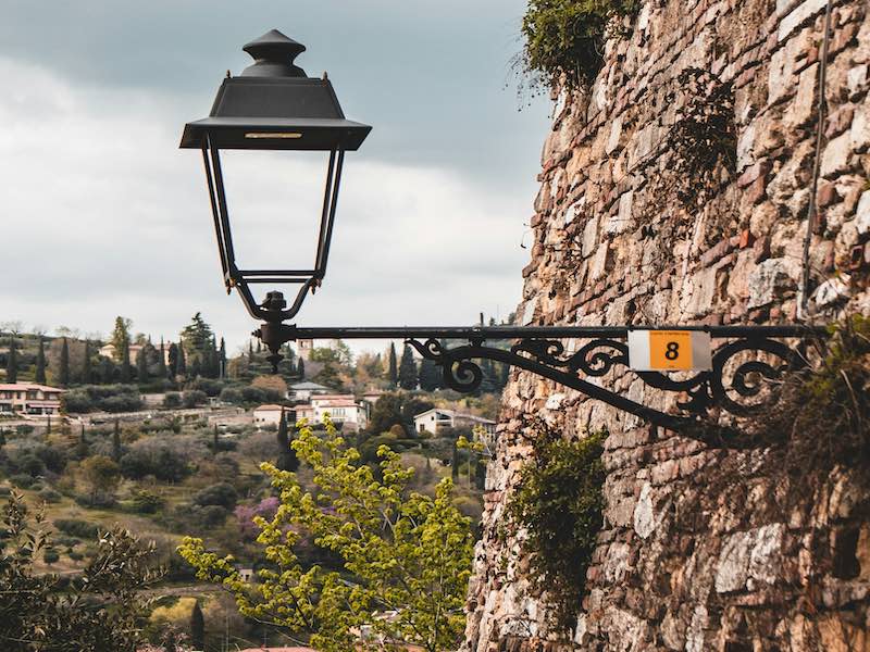 mura di Verona con lampione