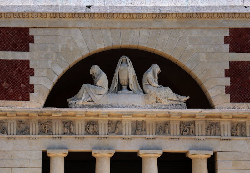 statue al cimitero di verona