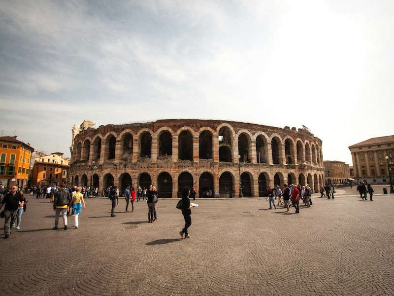 Arena di Verona con persone che passeggiano