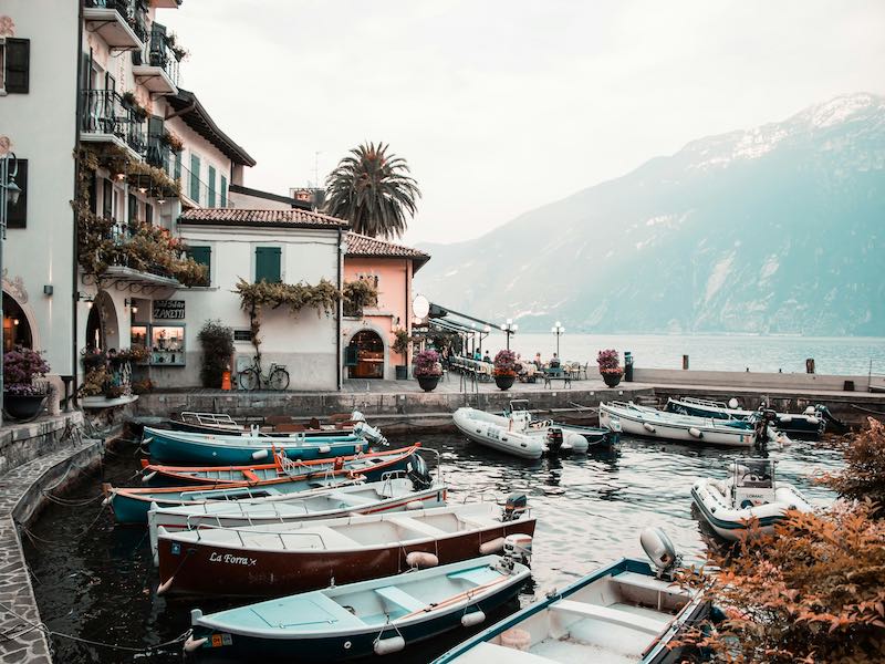 un paesino sulle rive del lago di garda