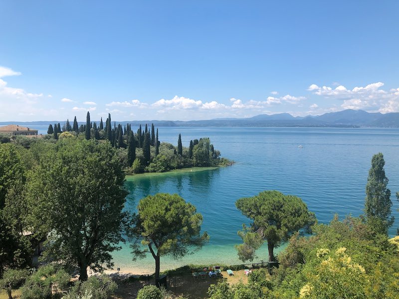 un panorama del lago di garda