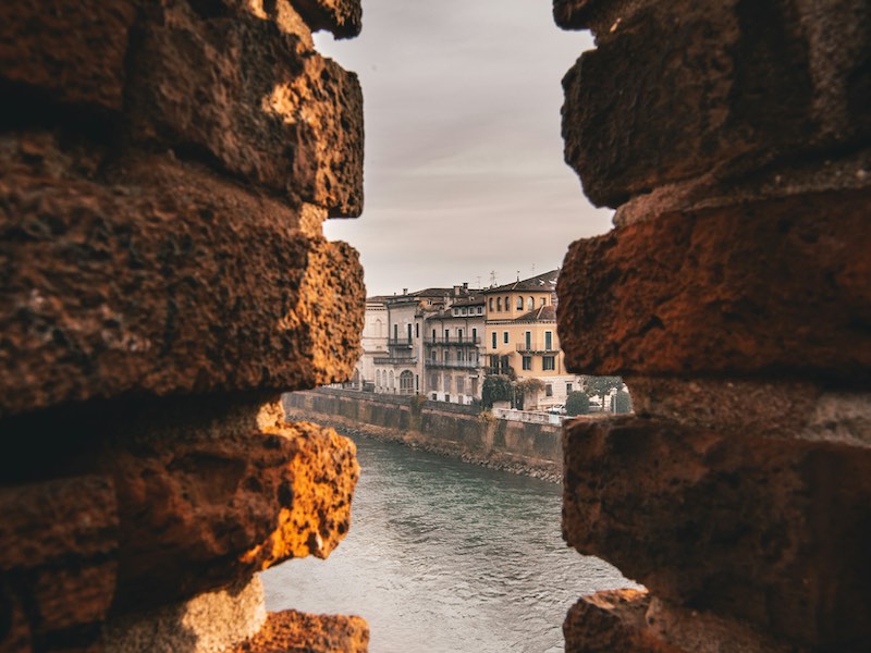 Scorcio di Verona tra due muri di pietra