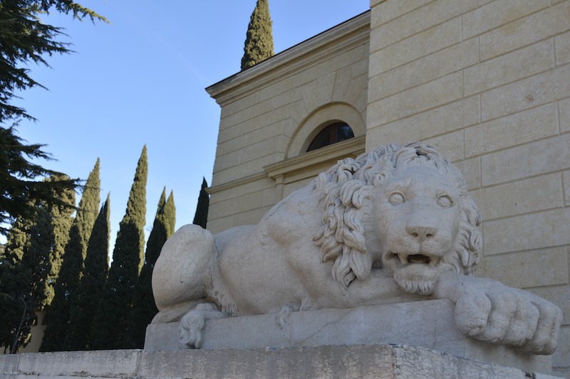 statua di leone al cimitero di verona