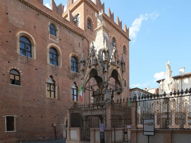 Verona scaligera particolare delle arche